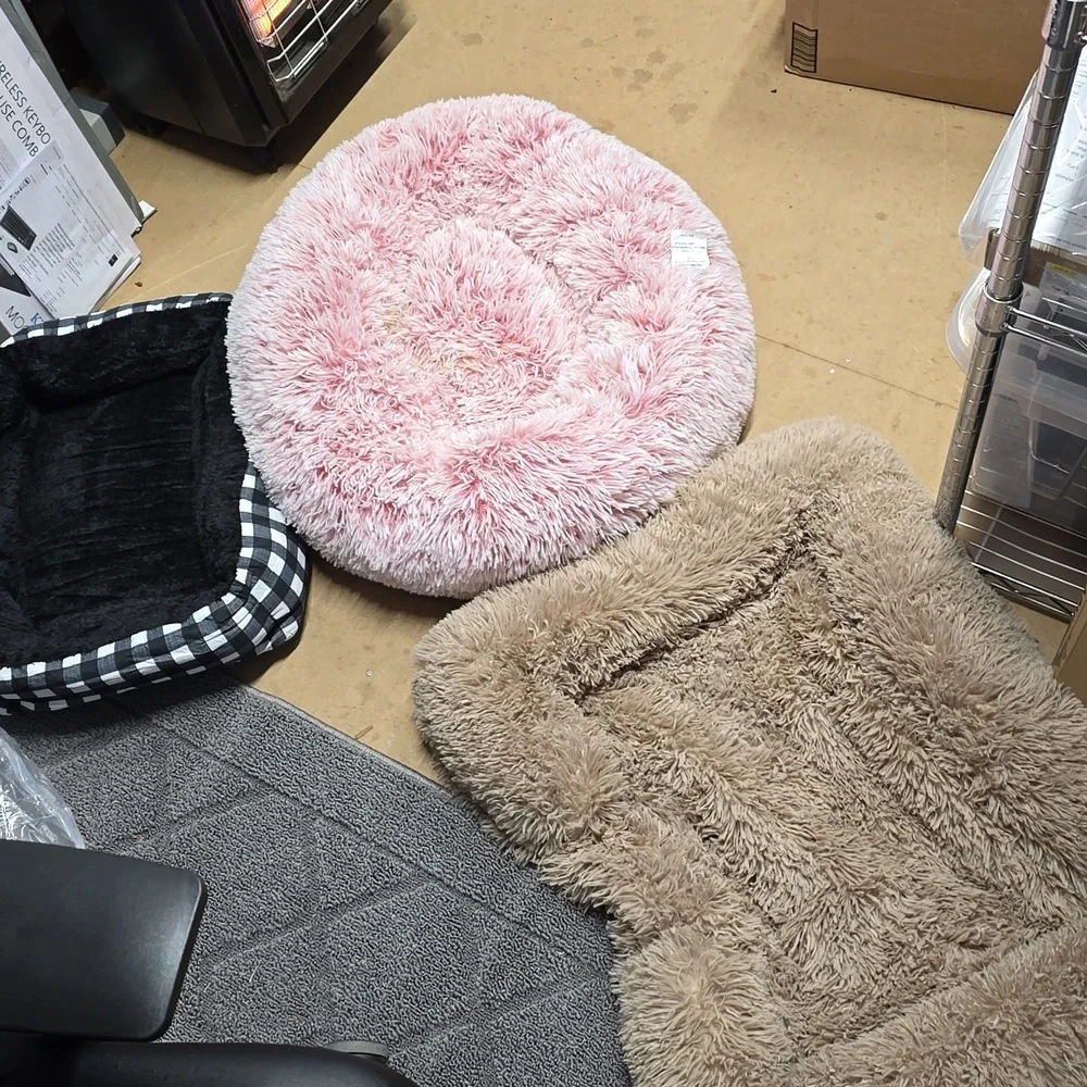 A2/Lot of three Pet Bedding